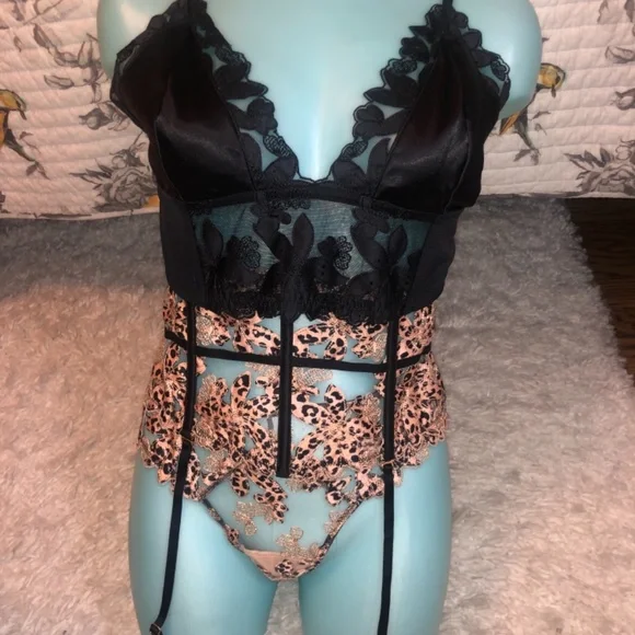 Victoria’s Secret Cheetah & Black Floral Embroidered Bralette Garter Panty Set L